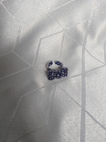Bague en Plastique Noeud Papillon – Bleu avec Pois Blanc