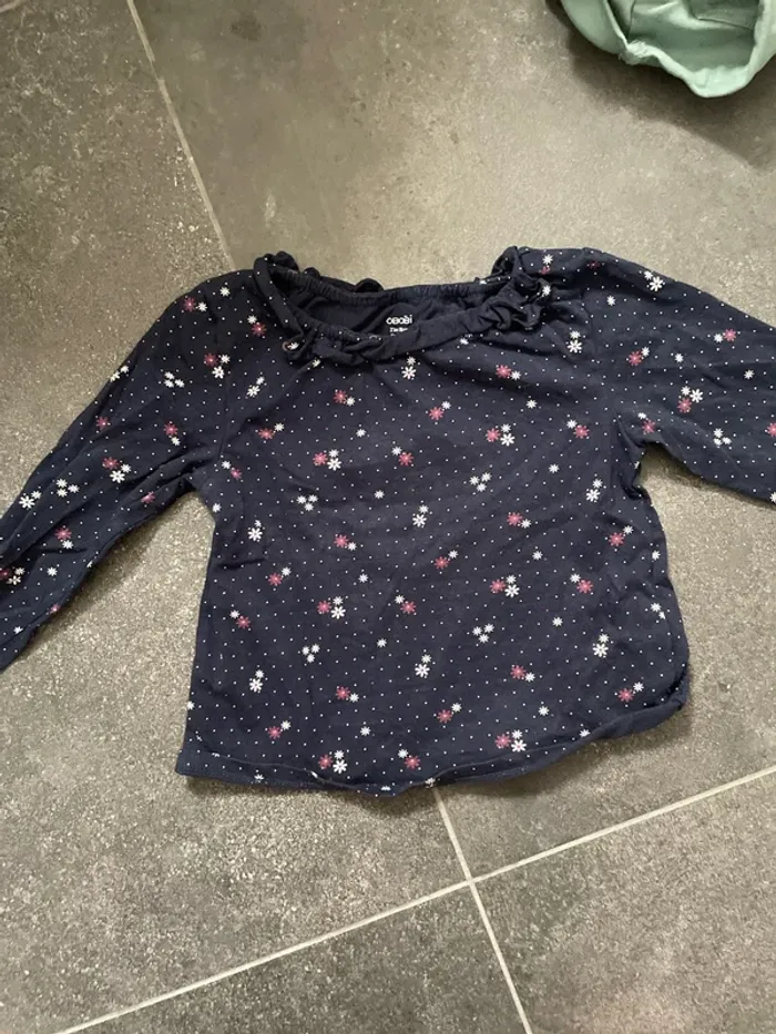 T shirt manche longue bleu marine et petites fleurs