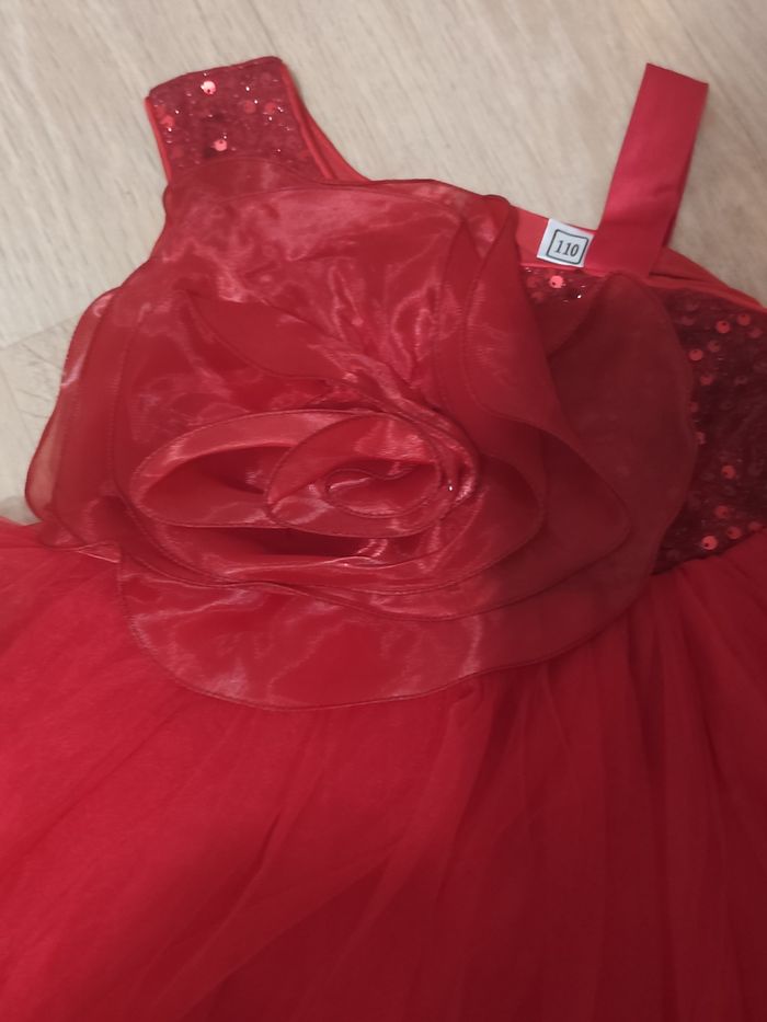 Magnifique robe princesse rouge avec les grandes fleurs - photo numéro 2