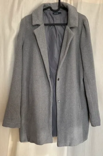 Manteau gris – coupe droite élégante