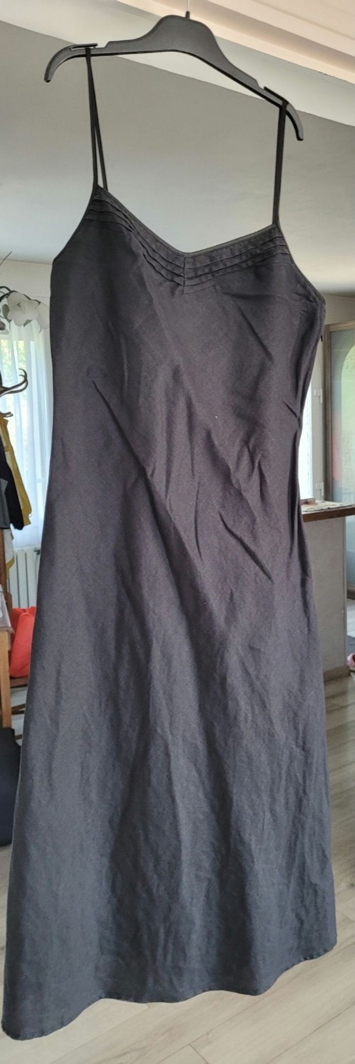 Robe noire à fines bretelles