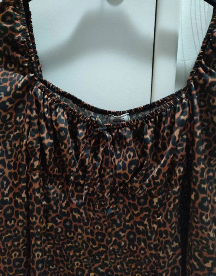 Robe léopard effet satiné - photo numéro 4