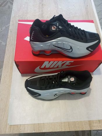 NIKE SHOX R4 , NEUF AVEC CARTON