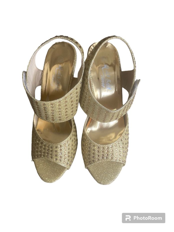 Très jolie paire de sandales à talons - photo numéro 2