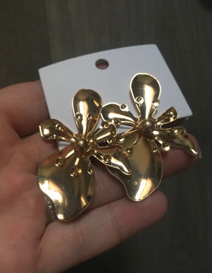 Boucles d’oreilles NEUVES avec étiquette forme de fleurs couleur doré - photo numéro 4