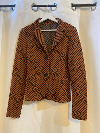 Blazer ajusté orange et noir à motifs géométriques