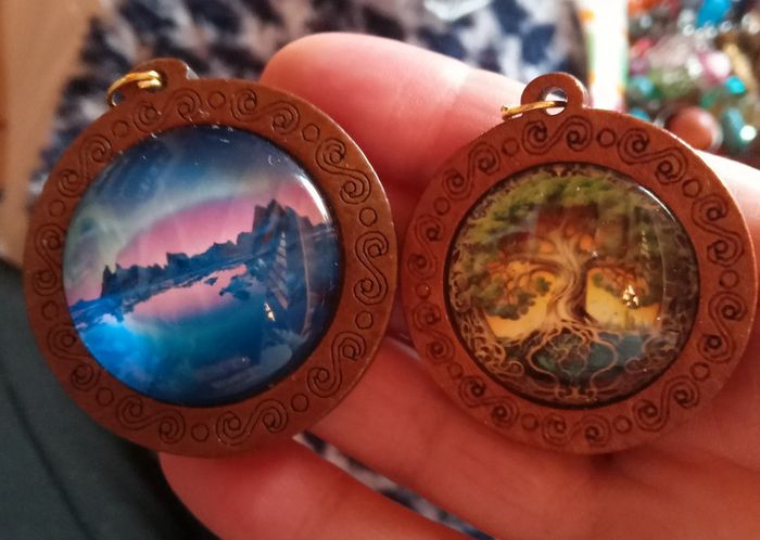2 jolis pendentifs en bois