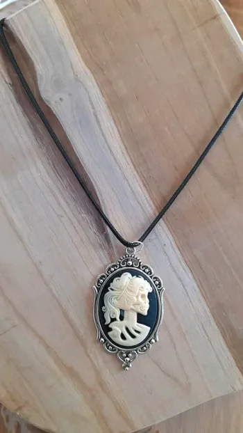 Collier pendentif camée version mort