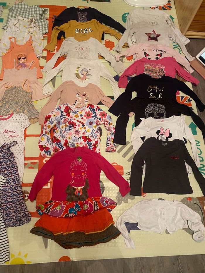 Lot 30 hauts/ tee shirts manches longues et courtes/robes/combi taille 3 ans - photo numéro 3
