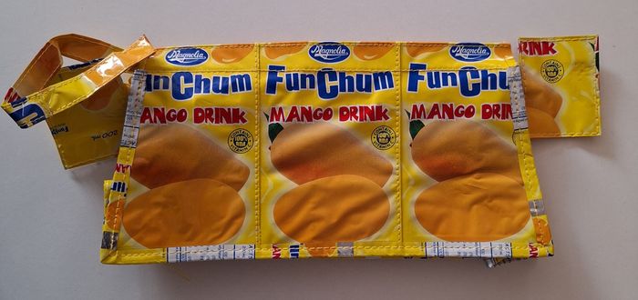 Lot sac à bandoulière, trousse de toilette et portefeuille en plastique recyclé - photo numéro 4