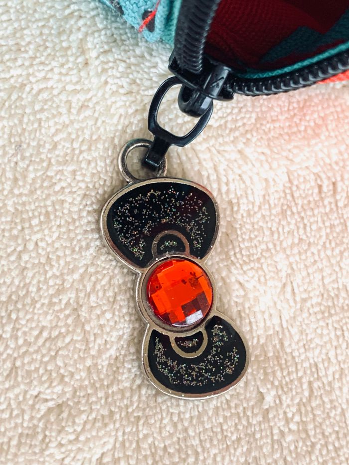 Trousse Hello Kitty vert/rouge Samrio décoré avec strass et glitter - photo numéro 4