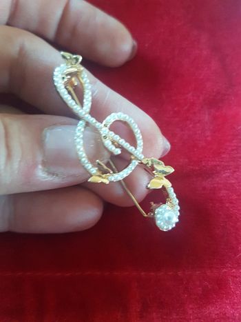 Broche clef de musique perlée