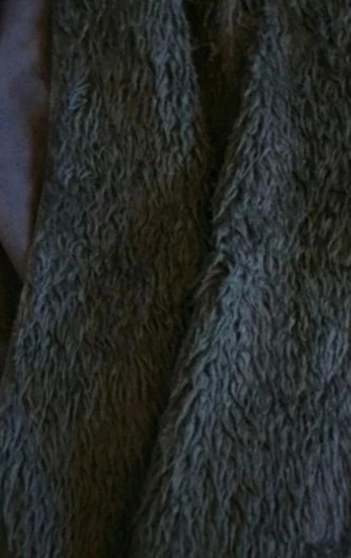 Manteau noir mis long aspect daim et fausse fourrure - photo numéro 4