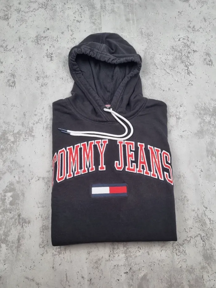 Crop top à capuche Tommy Jeans noir – Taille M Femme (mesures en photos) - photo numéro 2