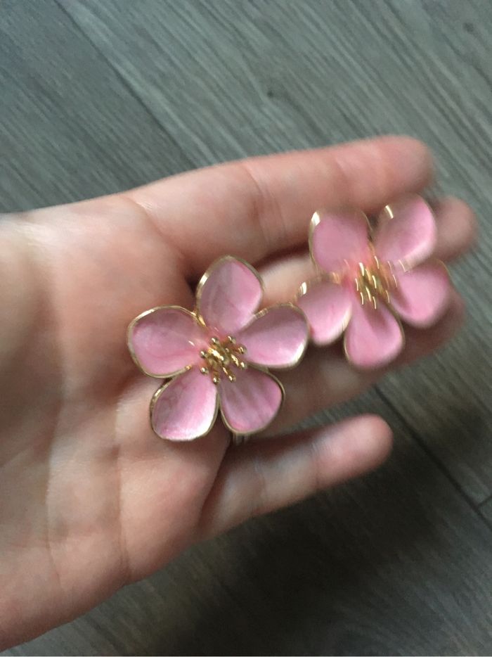 Boucles d’oreilles NEUVES forme de fleurs 🌸 couleur rose - photo numéro 3