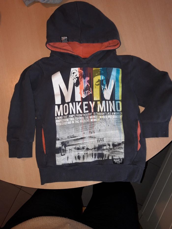 Sweatshirt à capuche 5/6 ans