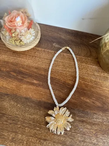 Collier a cordon fleur dorée, jolie