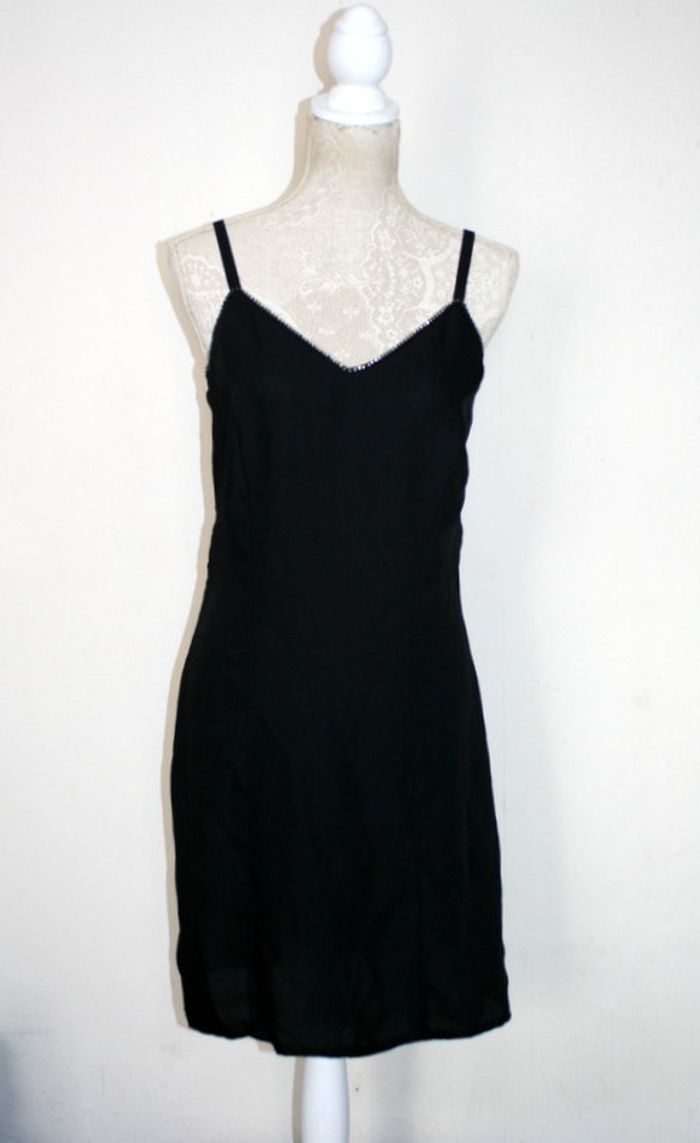 Petite robe noire avec brillants au décolleté