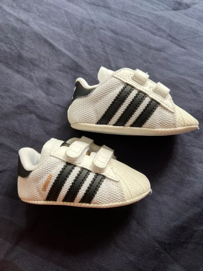 Chaussures/ baskets Adidas superstar blanche taille 17 très bon état - photo numéro 2