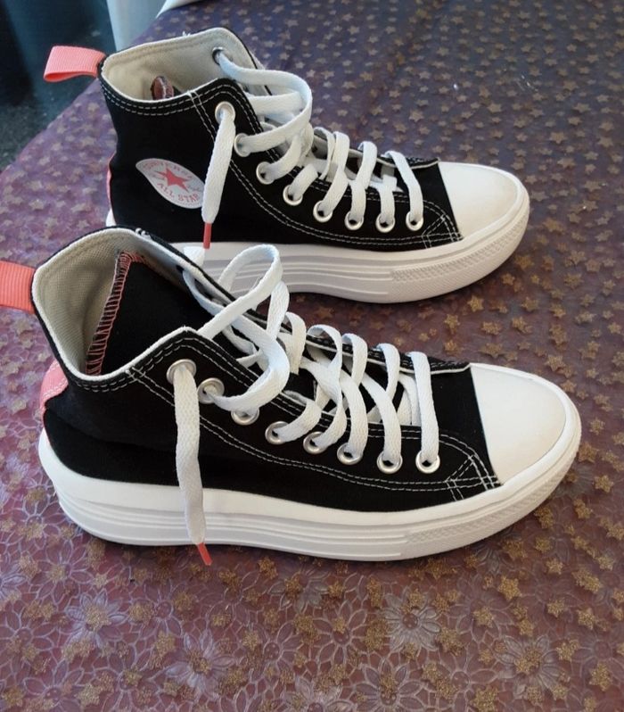 Baskets Converse All Star Chuck Taylor coloris noir taille 36 en très bon état.