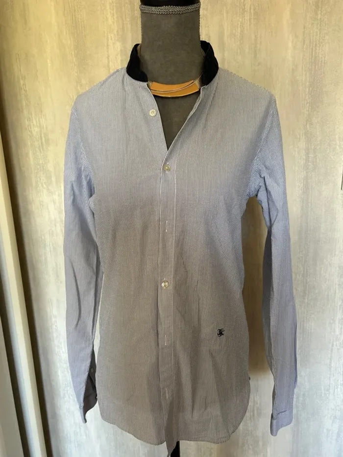 Chemise bleue et blanche