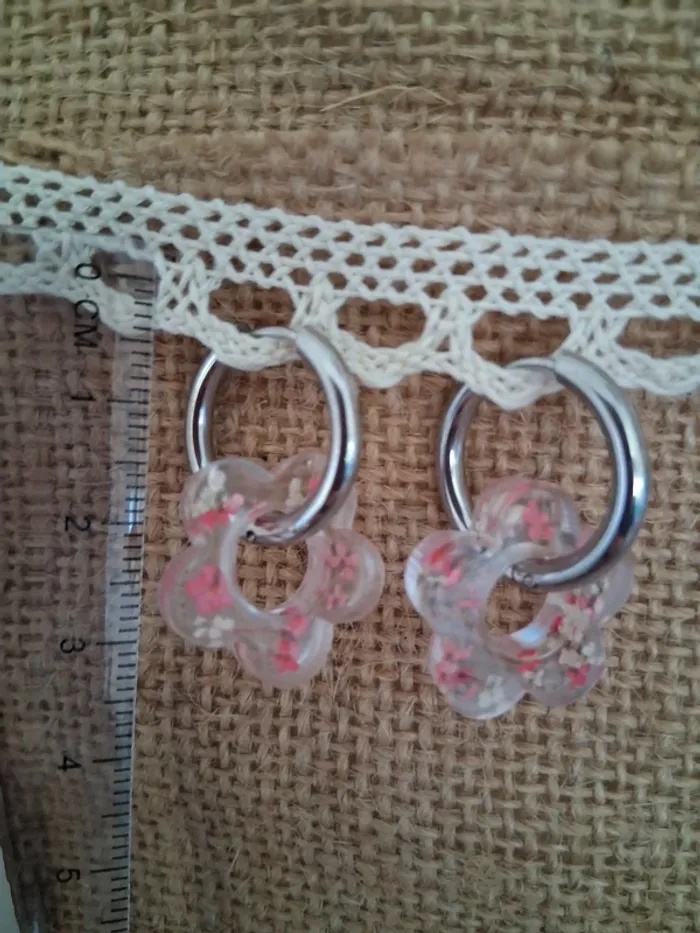 Paire de boucles d'oreilles anneaux pampilles fleurs séchées - photo numéro 3