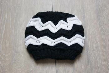 Bonnet noir et blanc. Fille 9/12mois. Marque Lupilu