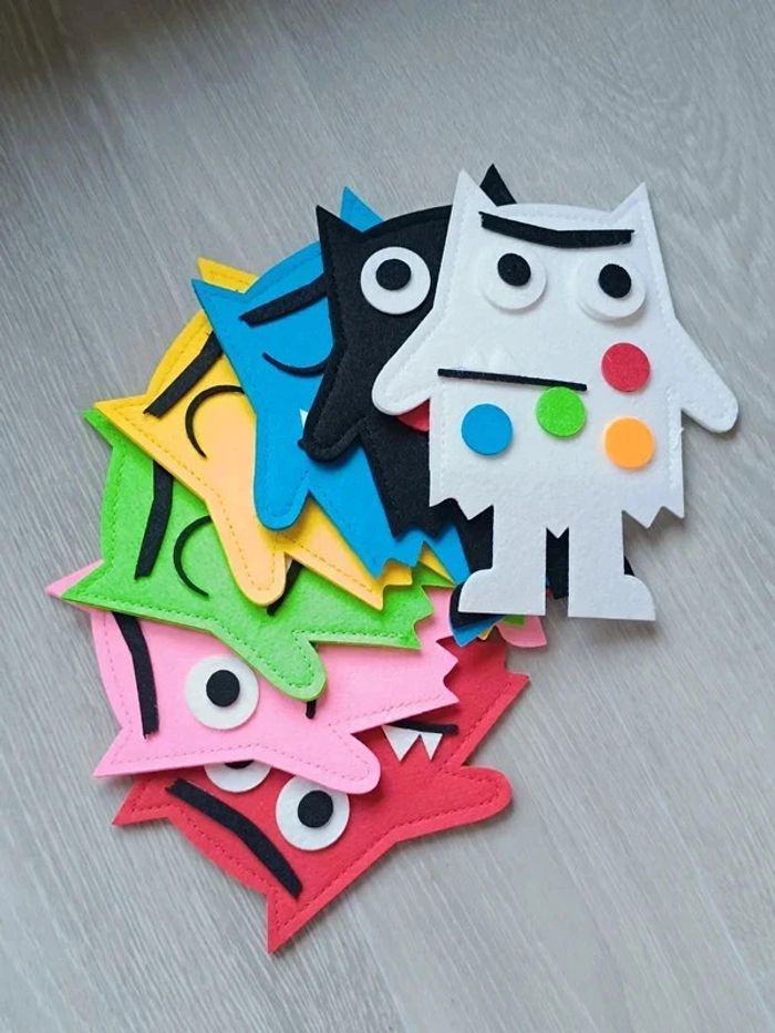 Les 7 peluches marionnettes montres de la couleur des émotions Montessori - photo numéro 8