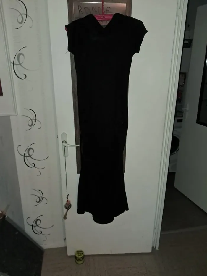 Robe longue noire à capuche