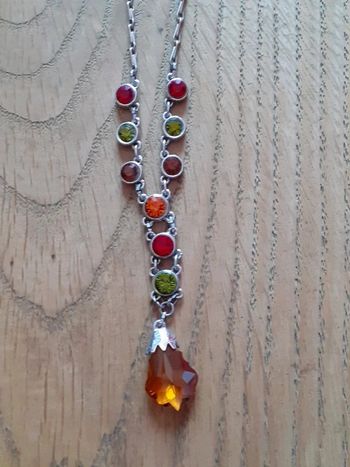 Collier en Y pierres taillées scintillantes colorées