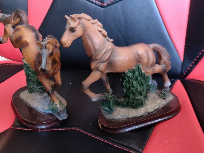 2 figurines chevaux sur socle - environ 13 cm - photo numéro 8