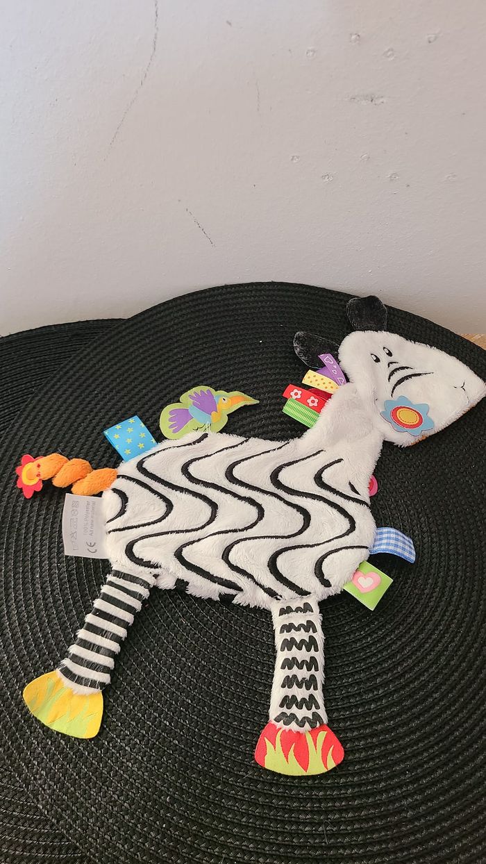 Doudou Zèbre Plat Blanc et Noir Label