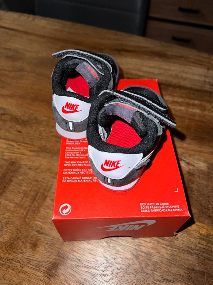 Basket Nike taille 18.5 enfant - photo numéro 3