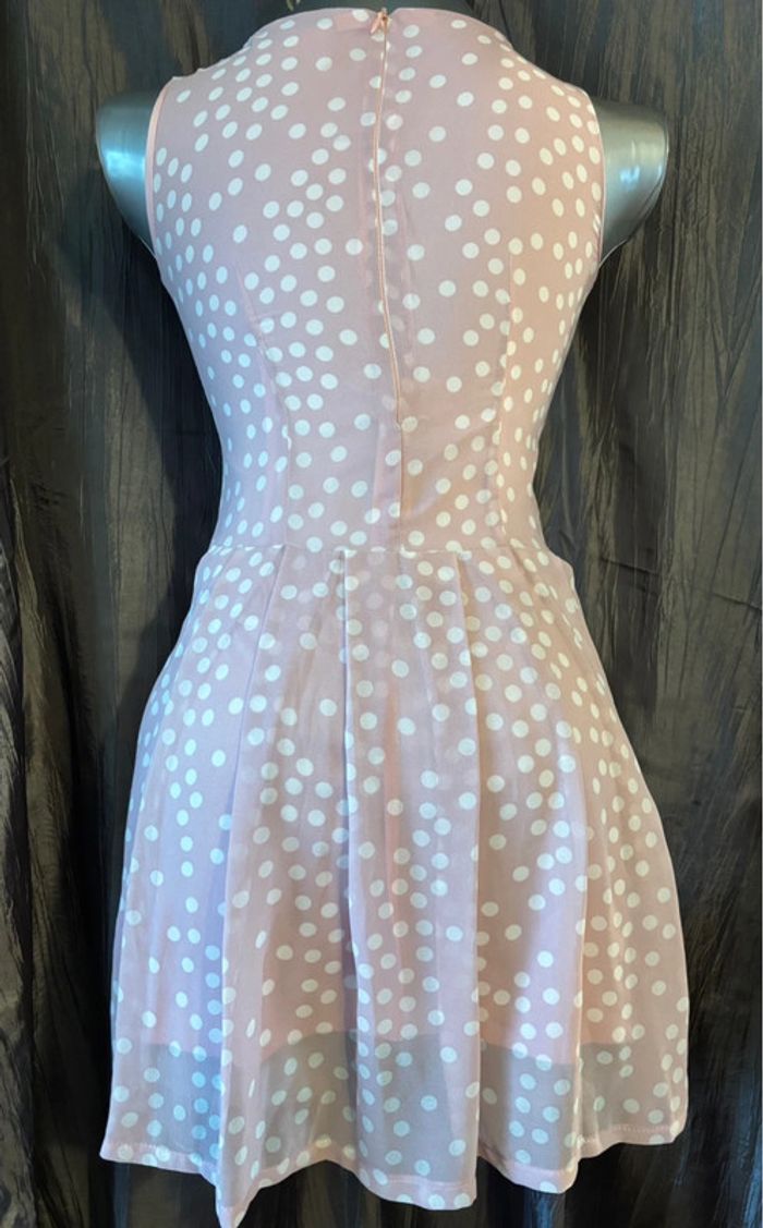 Belle robe d’été style années 50 rose à pois blanc avec décolleté dentelle Maribel Ruiz M 38 - photo numéro 2