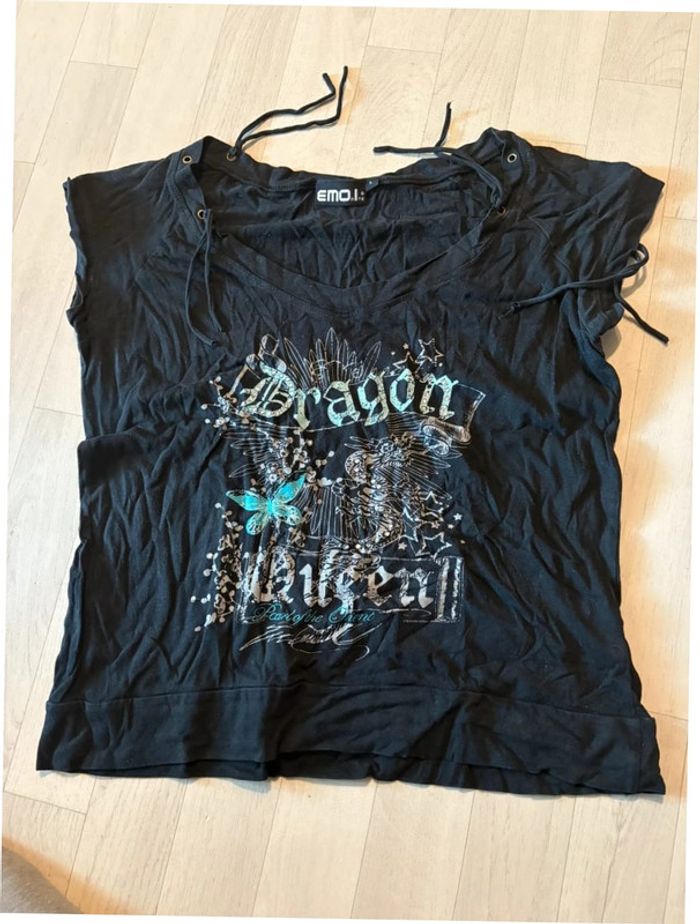 Petit haut noir manches courtes taille L motif papillon devant avec strass