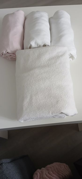 Drap-housses et un drap-housse imperméable bébé