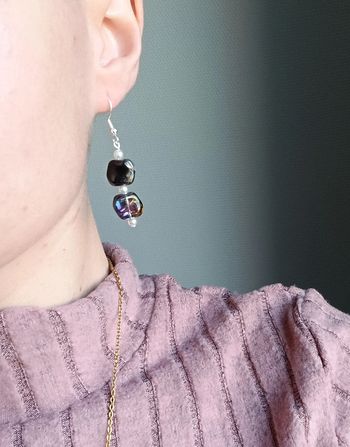 Jolie paire de bouclesnd'oreilles noires a reflets