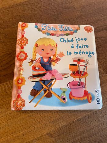 Livre P’tite fille Chloé joue à faire le ménage Numéro 6