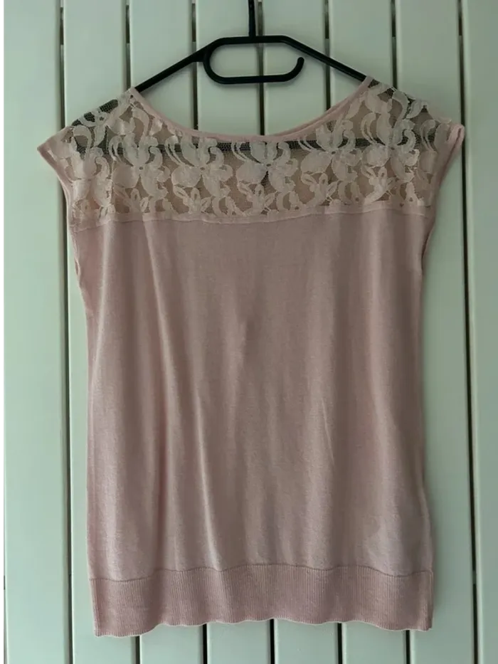 Top avec dentelle Naf Naf taille S comme neuf