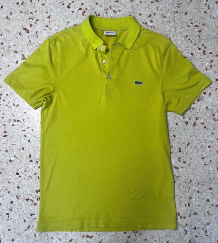 Polo Lacoste jaune Taille 3 (s). Bon état. Une tache présente. - photo numéro 2