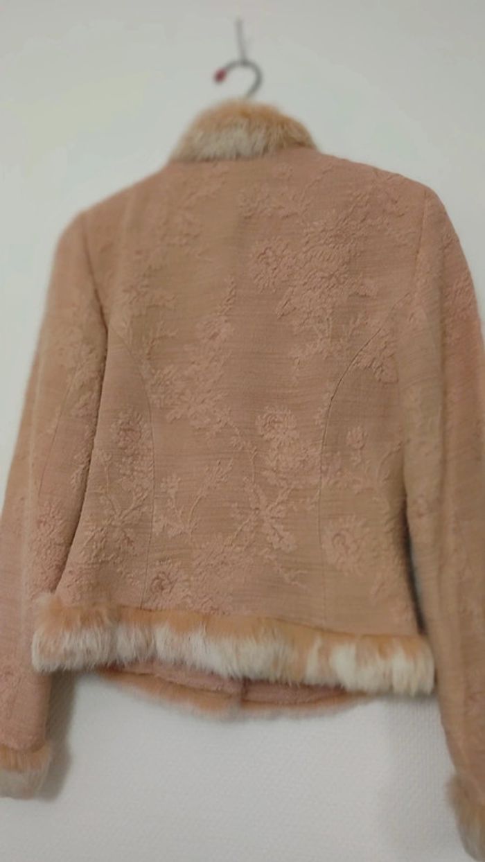 Veste chic avec fourrure sur le col haut les manches et le devant - photo numéro 7