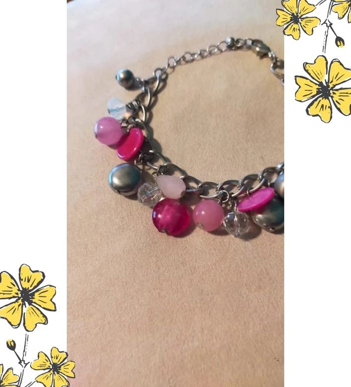 Bracelet chaîne argentée à breloques roses – perles fantaisie - photo numéro 2