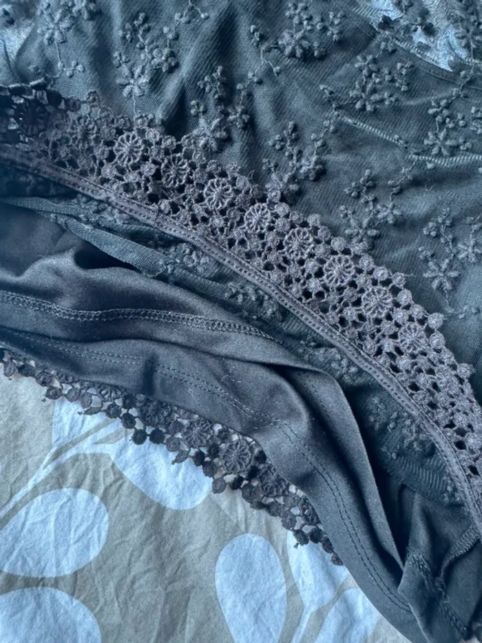 T-shirt manche courtes dentelle noir et broderie - photo numéro 3