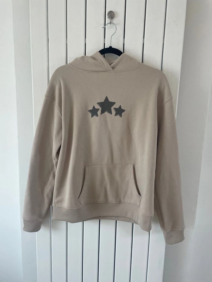 Sweat à capuche beige imprimé étoile