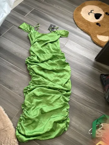 Robe satinée neuve