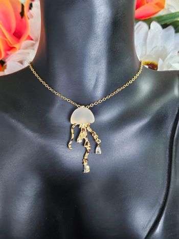 Collier avec sa méduse en acier inoxydable