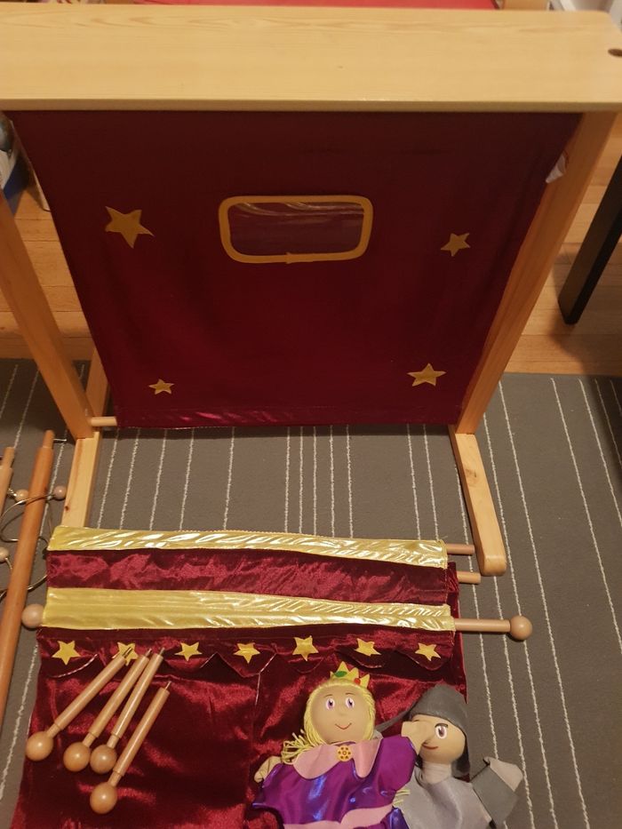 Beau théâtre de marionettes + 2 marionettes - photo numéro 2