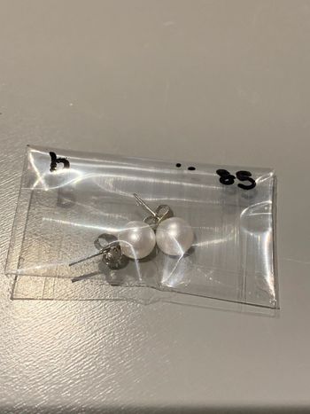 Boucles d’oreilles Adopt’ n•85 Perles boules blanc  Structures tiges + fermoirs argentés  Bijoux