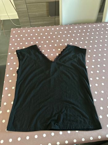 Tee shirt col V