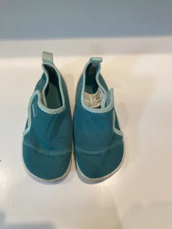 Chausson pour piscine ou gymnastique fermeture velcro - très peu servi couleur turquoise